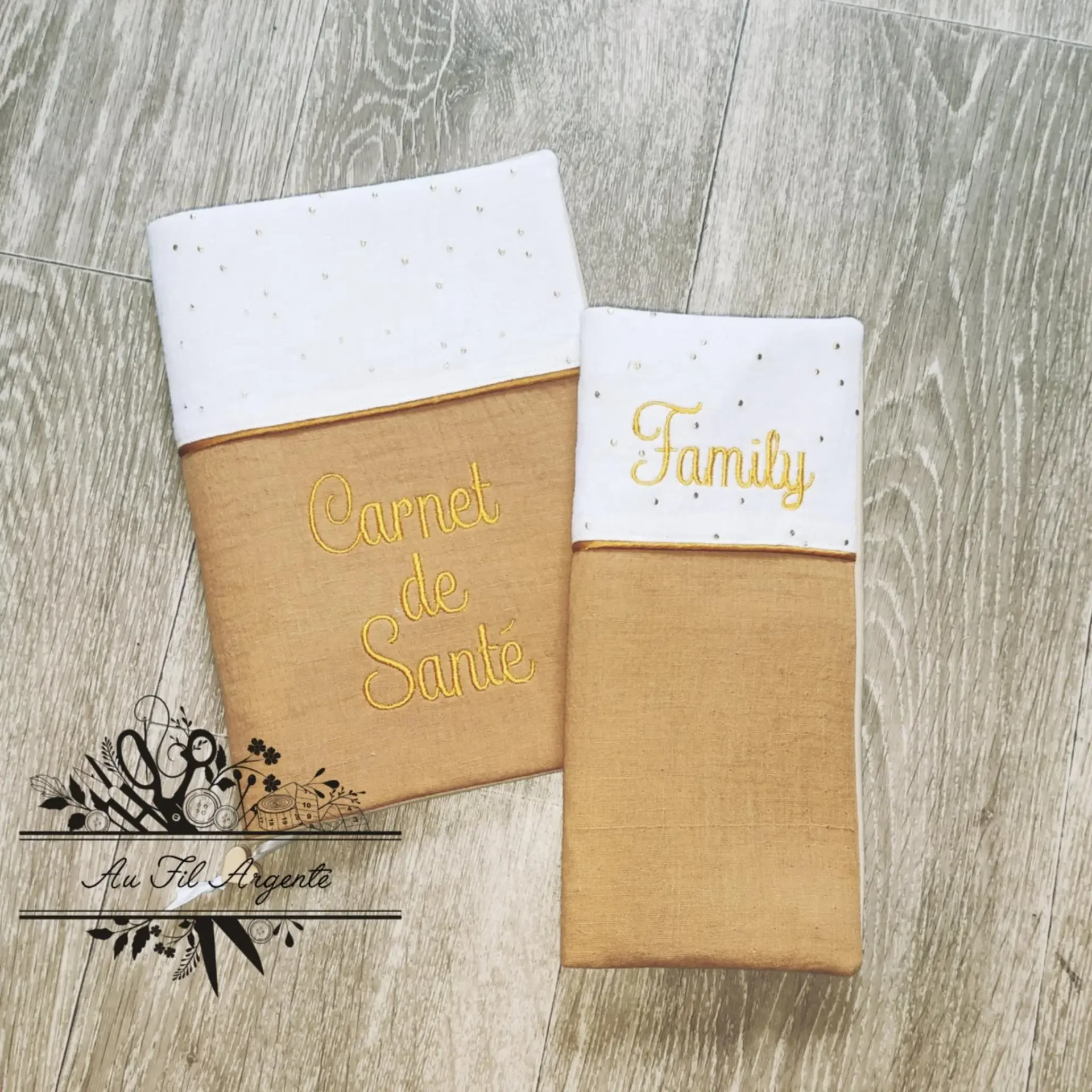 Protège carnet de santé et pochette famille en tissu camel et blanc à pois dorés, brodés à la main par Au Fil Argenté