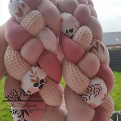 Tresse de lit fine en 4 épis de 2m30 en Abeille Beige / Gaze Vieux rose et Rose pétale / Fleurs Moody